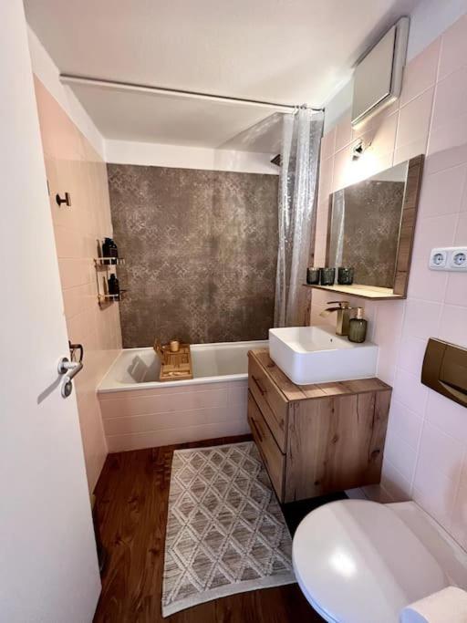Bali Home Stylische Wohnung Mit Terrasse Шёнефельд Экстерьер фото