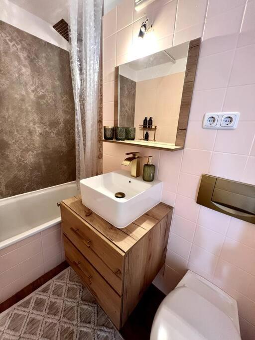 Bali Home Stylische Wohnung Mit Terrasse Шёнефельд Экстерьер фото